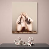 Balletpantoffels op canvas over pianotoetsen, met bloemen eronder.