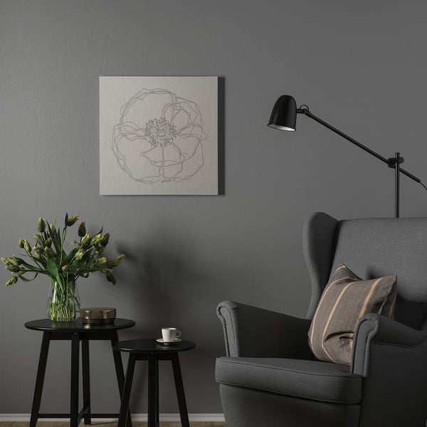 Moderne woonkamer met PJÄTTERYD bloemenprint, grijze meubels, lamp en vaas