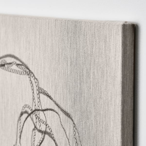 Canvas omwikkelde kunst met delicaat kettingmotief. Lichtgekleurde achtergrond en diep frame. Hoogwaardig vakmanschap zichtbaar.