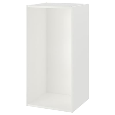 Een wit ikea PLATSA opbergmeubel. Het is een hoog, rechthoekig opbergframe, gemaakt van vezelplaat en spaanplaat met een minimalistisch ontwerp.