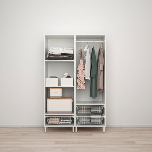 Witte PLATSA opberger met kleding, dozen, jassen en kleine spullen.