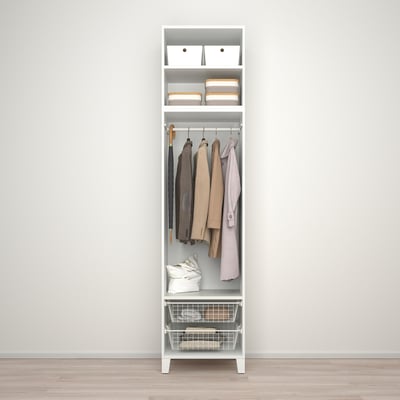 In een witte PLATSA kledingkast kun je kleding opbergen op hangers en planken. Het bevat opbergbakken en een draadmand aan de onderkant.