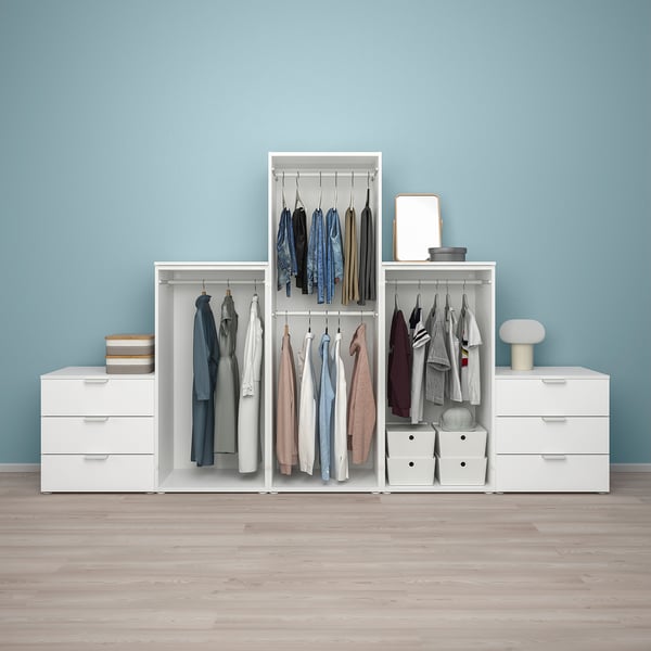 Moderne kast met hangers, lades en opbergdozen. Verstelbaar, past in verschillende ruimtes. Blauwe muur achtergrond.