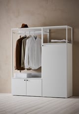 Modern wit PLATSA opbergmeubel: open ophangrail, planken, kasten; staal en spaanplaat; minimalistisch ontwerp.