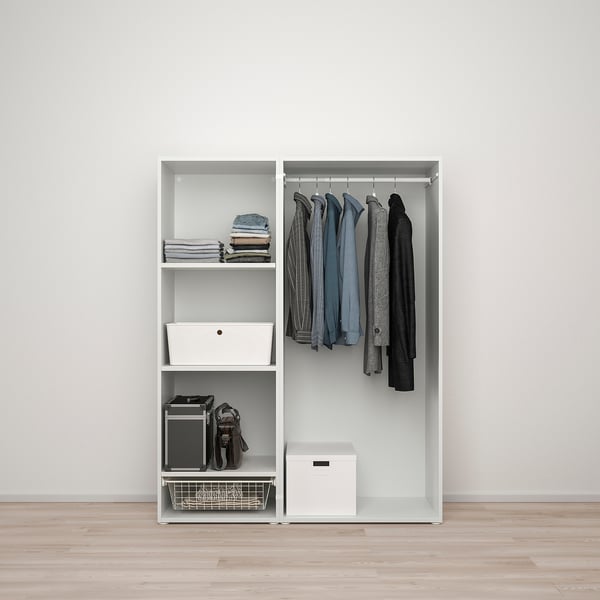 Moderne open kast met kleding, planken en opbergbakken.
