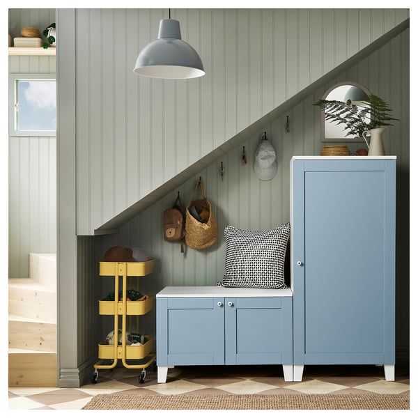 Moderne entree met lichtblauwe PLATSA kast, gele trolley, bank, haken en hanglamp. Georganiseerde, stijlvolle, houten en metalen accenten.