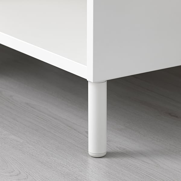 Kastpoot, stevig wit metaal, bevestigd aan houten vloer.
