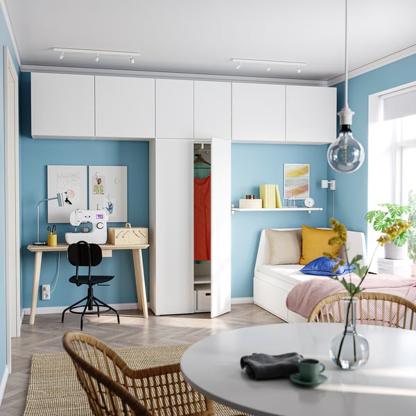 Moderne blauwe kamer met PLATSA unit, bureau, bureaustoel, bed & mokken.