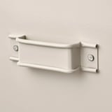 Metalen opbergdoos met gladde randen, ondersteund door vier bouten, perfect voor het organiseren en verbergen van items.