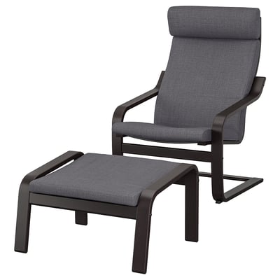 Donkergrijze POÄNG relaxfauteuil met voetenbank, hoge rugleuning, stevig frame, dikke kussens.