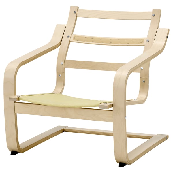 Een lichte houten fauteuil genaamd POÄNG. Het heeft een gebogen frame en een verwijderbaar kussen, ontworpen door noboru nakamura.