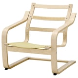 Een lichte houten fauteuil genaamd POÄNG. Het heeft een gebogen frame en een verwijderbaar kussen, ontworpen door noboru nakamura.