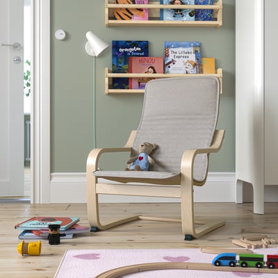 Kinder POÄNG stoel, licht hout, grijs kussen, speelgoed, boeken, gezellige hoek