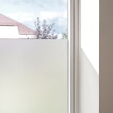 Een matte raamfolie die op een raam wordt aangebracht, privacy biedt en tegelijkertijd licht doorlaat.