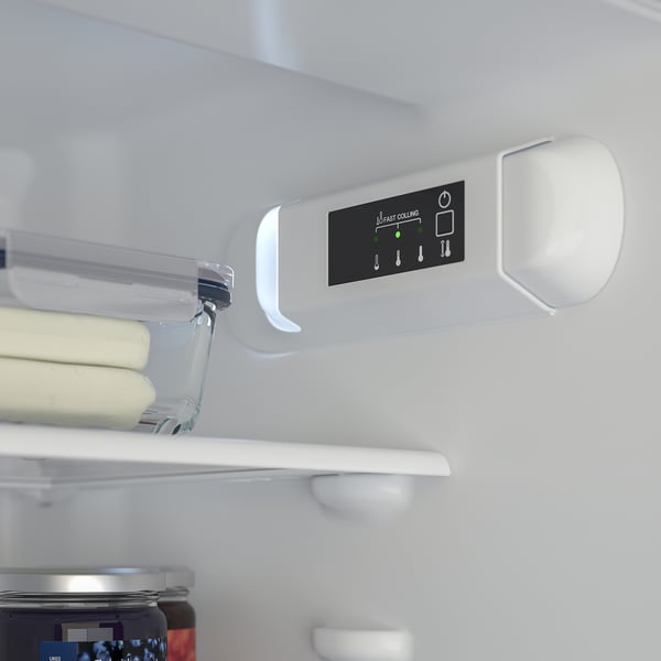 Een moderne koelkast met een verstelbare plank voor boter en een digitaal bedieningspaneel voor instellingen.