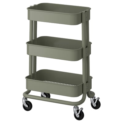 Een groene ikea RÅSKOG opbergwagen met drie niveaus op wielen, ontworpen voor compacte ruimtes.