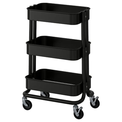 Een zwarte kar met drie niveaus, RÅSKOG, met metalen frames en plastic bakken voor opslag en mobiliteit.