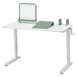 Verstelbaar wit bureau met groene accessoires, magnetisch whiteboard, schrijfblok en boekensteunen. Slinger verstelt de hoogte 65-108 cm.