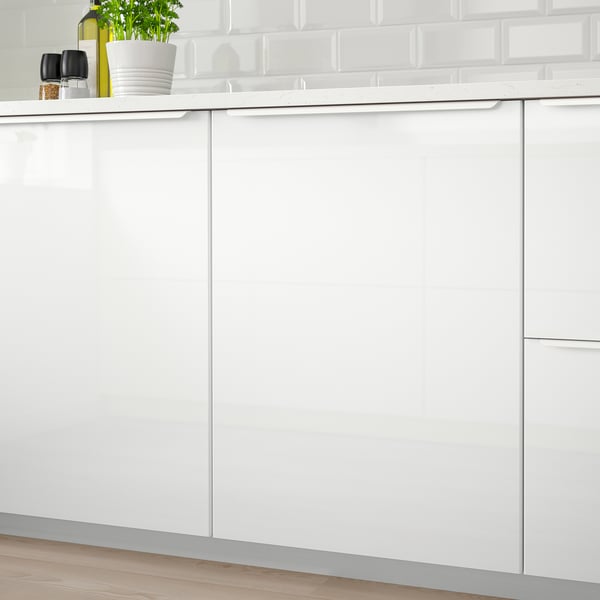 Moderne witglanzende keukenkasten met minimalistisch design; Ideaal voor een strakke, ruimtelijke uitstraling.