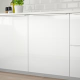Moderne witglanzende keukenkasten met minimalistisch design; Ideaal voor een strakke, ruimtelijke uitstraling.