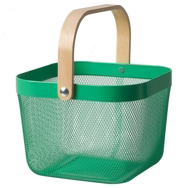 Een groene RISATORP gaasmand met een houten handvat.