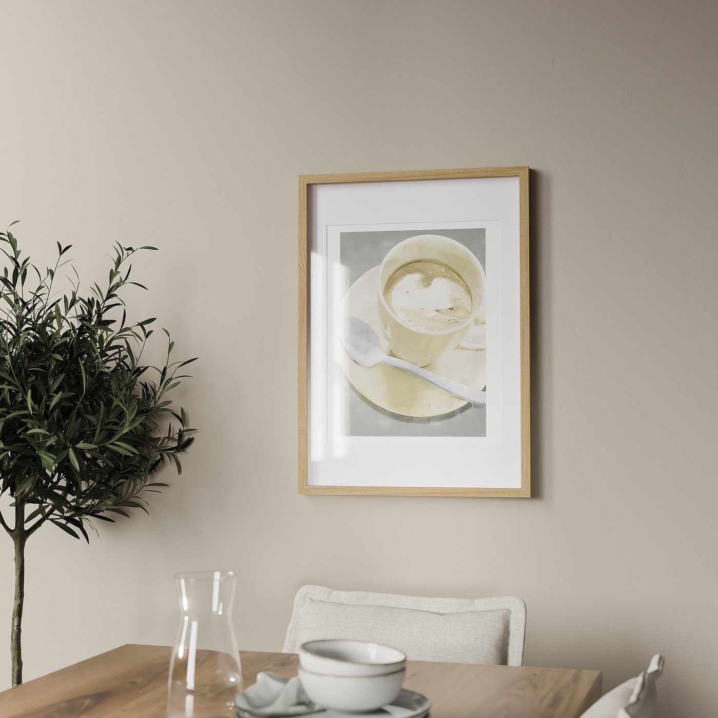 Ingelijst een koffiekopje aan een muur boven een tafel met een plant en servies. Het frame kan verticaal of horizontaal hangen.