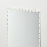 Vierkante spiegel met golvende geschulpte randen, strak en modern design. Ideaal voor muren, reflecteert licht goed.