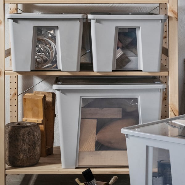 Houten planken met SAMLA-containers met gereedschap en spullen.