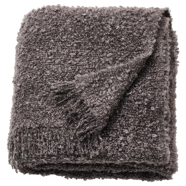 Een grijze, rechthoekige SANDBRODD deken met een gekreukte textuur en franjes, gemaakt van 100% gerecycled polyester.