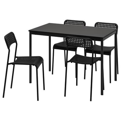 Een zwarte sansberg eethoek met een rechthoekige tafel en vier stapelbare stoelen, allemaal gemaakt van metaal en kunststof.