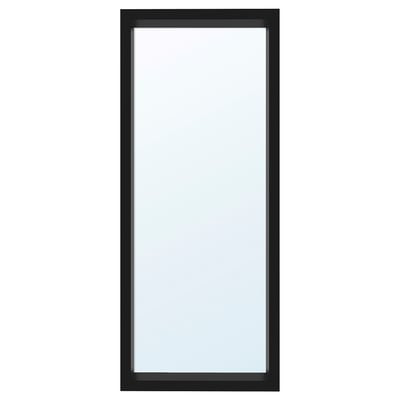 Een SANDTORG spiegel met zwarte lijst, geschikt voor verschillende kamers, met een eenvoudig, rechthoekig ontwerp.