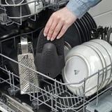 Met de hand plaatsen van zwarte SANDVIVA hittebestendige siliconen bak in de vaatwasser.