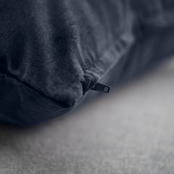 Donkerblauw fluwelen kussen met subtiele glans, met verborgen ritsdetail, met de nadruk op een zachte textuur.