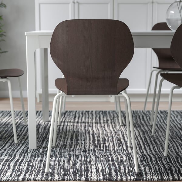 Donkere houten stoel met metalen poten. Onderdeel van stapelbare, comfortabele serie met lendensteun.