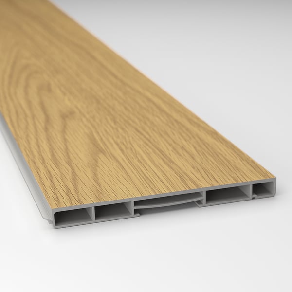 Houten plank met grijs plastic randdetail, met duurzaam vloermateriaal.