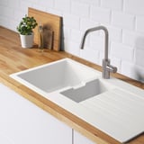Moderne spoelbak met omkeerbaar afdruipvlak en strakke kraan. Onderdeel van de SINKSJÖN-serie.