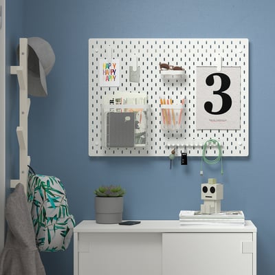 SKÅDIS witte ophangbord organizer met accessoires op blauwe muur. Afmeting: groot.