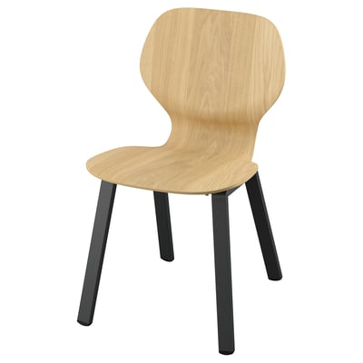 Een licht houtkleurige SKÅLSTA stoel met zwarte metalen poten, ontworpen voor comfort en een moderne stijl.