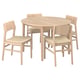 Een lichtbruine eethoek in Scandinavische stijl met een ronde tafel en vier met riet beklede stoelen.