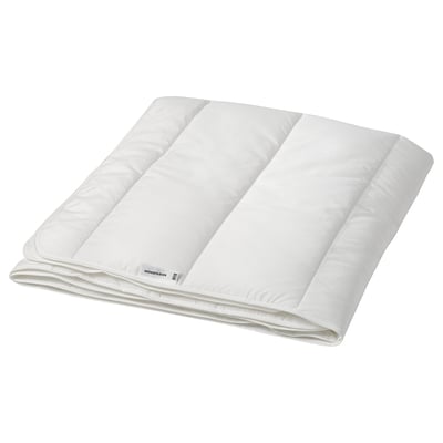 Een wit SKOGSFRÄKEN dekbed, rechthoekig, met een zachte, donzige textuur. Het is gemaakt van gerecycled polyester en lyocell voor ademend vermogen.