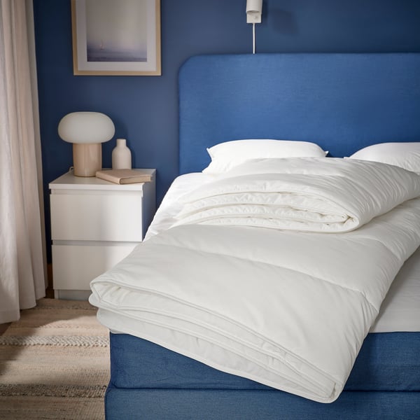 Moderne blauwe slaapkamer met SKOGSFRÄKEN dekbed van gerecycled polyester en lyocell.