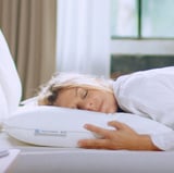 Vrouw slapen op wit SKOGSFRÄKEN kussen. Kussen heeft zachte polyester vulling.