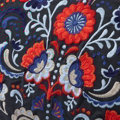 Levendig bloemen geborduurd rechthoekig kussen in donkere basis, rood, blauw, met kwastjes & eendenveer vulling.