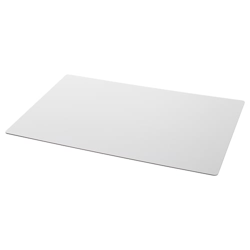 Een witte SKRUTT onderlegger. Het is rechthoekig, gemaakt van eva-plastic, en beschermt bureaus tegen krassen.