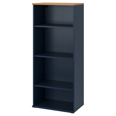 Een SKRUVBY blauwe boekenkast met drie planken, gemaakt van spaanplaat en hout, die hoog en leeg staat.