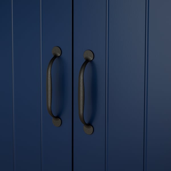 Twee blauwe houten deuren met strakke zwarte handgrepen.