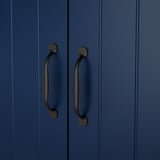 Twee blauwe houten deuren met strakke zwarte handgrepen.