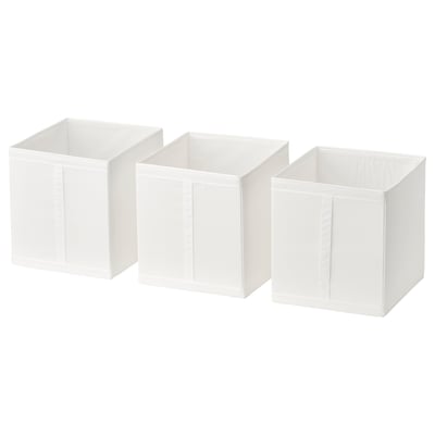 Drie witte stoffen opbergdozen, op een rij gestapeld, met verticale handvatten en ritsen, geschikt voor kasten.