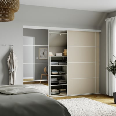 Moderne slaapkamer met grote SKYTTA schuifkast in beige en grijs. Gespiegelde panelen, nette kleding, rieten hanglamp boven bed.