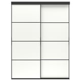 Stelt een SKYTTA kledingkast voor met witte panelen en zwarte accenten. Hij schuift en biedt een strakke, moderne uitstraling met tien jaar garantie.